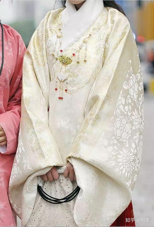 如何区分白色汉服和丧服