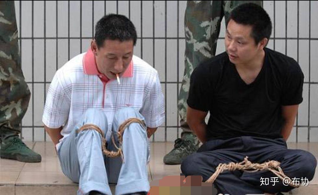 法警怎么说就怎么做,非常听话.