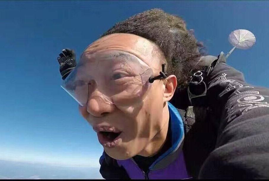 想用俊哥跳伞的那张很密集的图作头像,有那张图的家人能发一张吗?