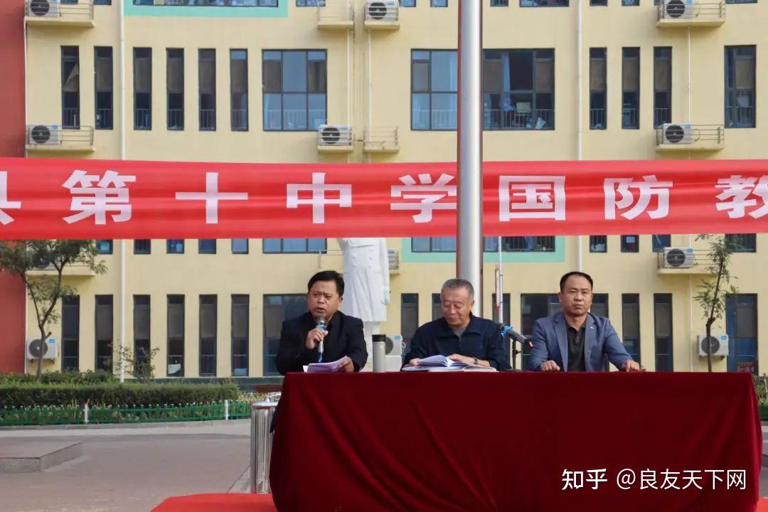 空降兵第15军副军长周继光将军,为大家做国防教育报告,大会议