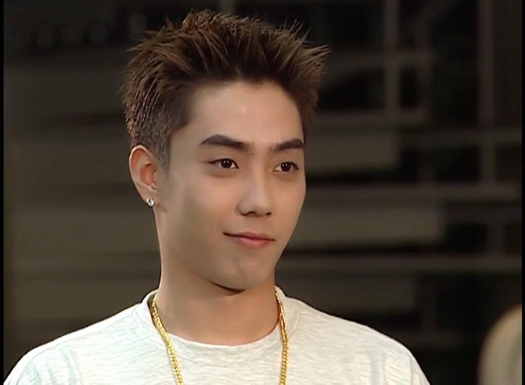 怎么评价殷志源的长相?