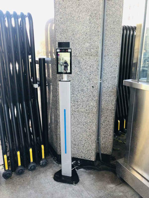 立式测温人脸识别一体机