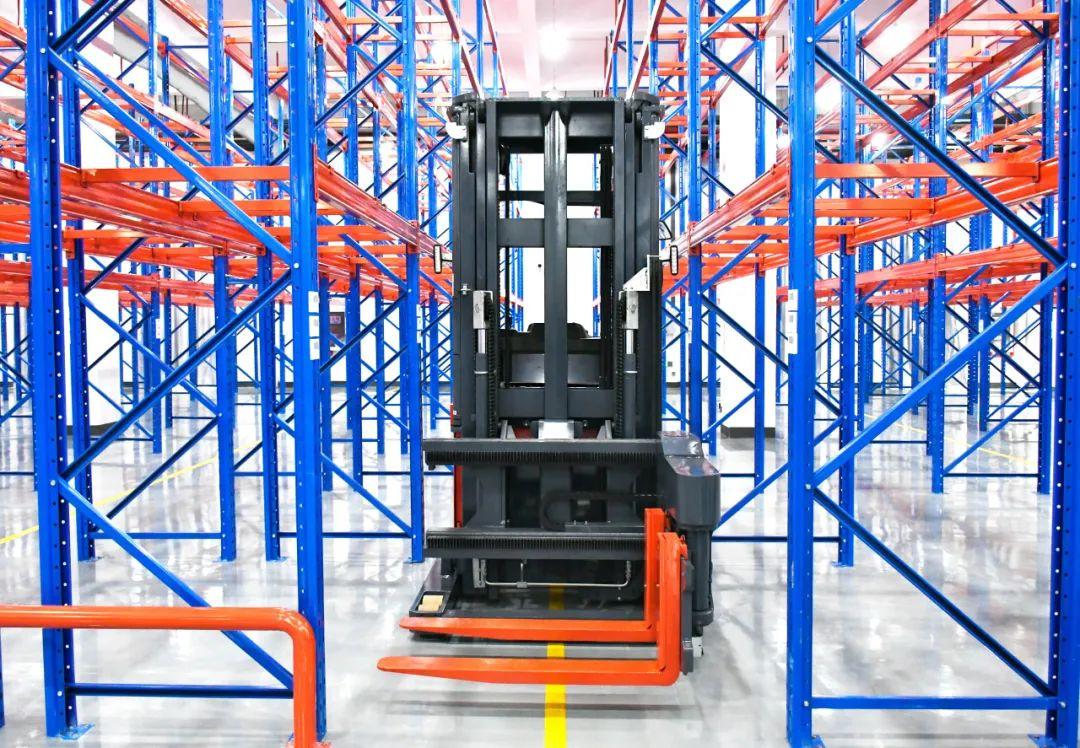 mima窄巷道人下行三向堆垛车 助力医疗行业无尘化密集仓储