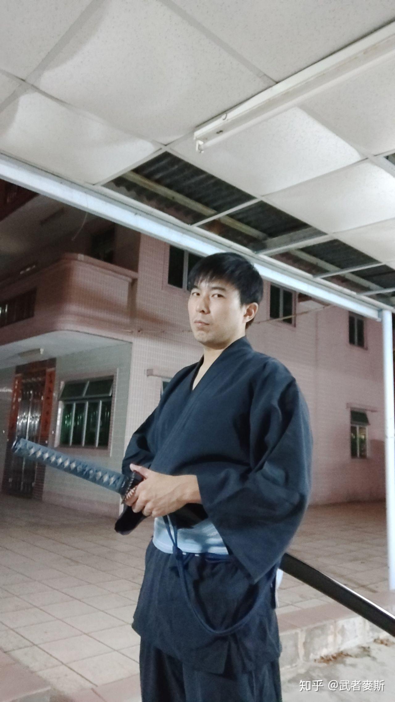 为什么日本人佩戴打刀时是直接插裤腰带里不会滑下来吗