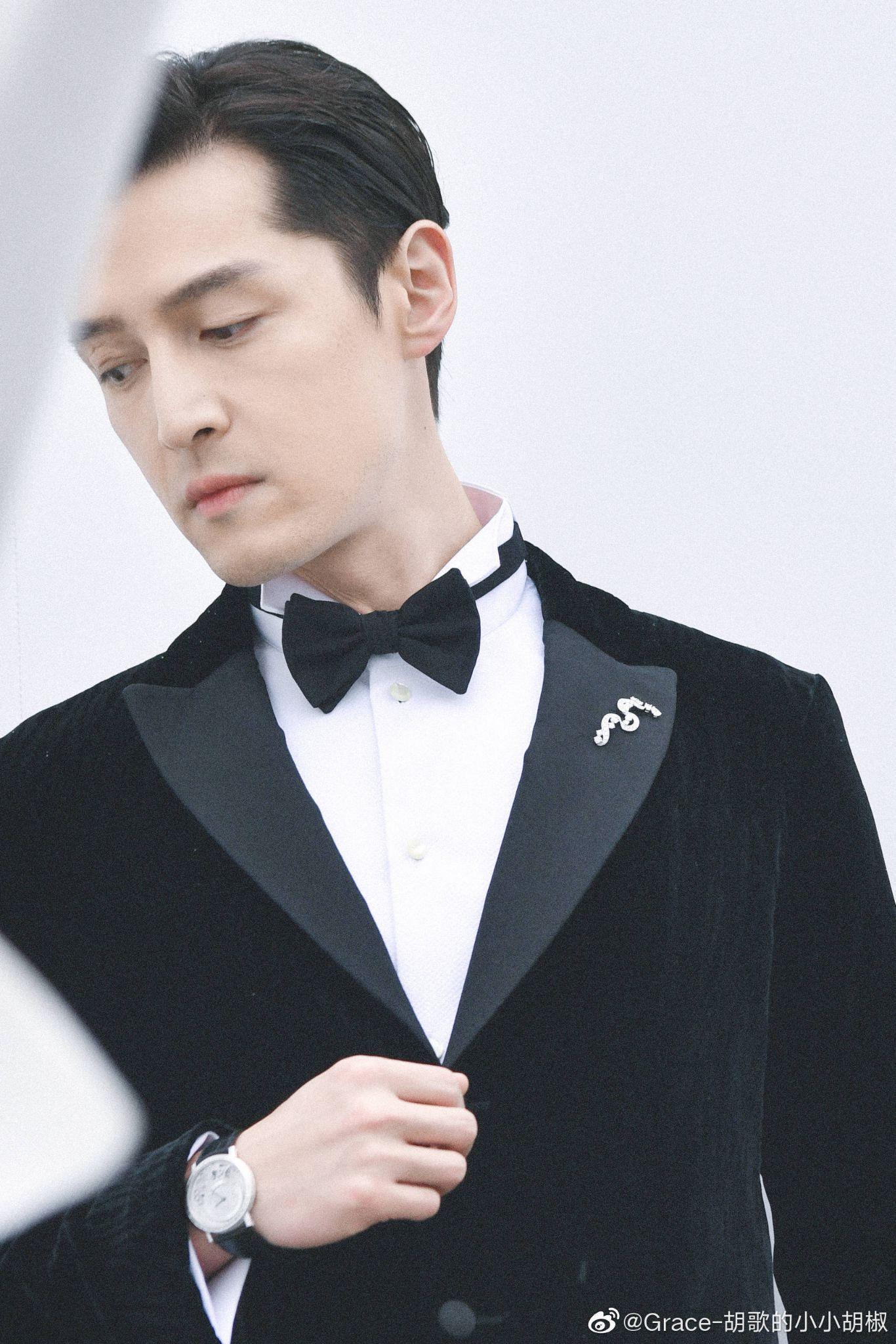 你有胡歌帅炸天的照片吗?或者自黑的也行,或者丑的也行?