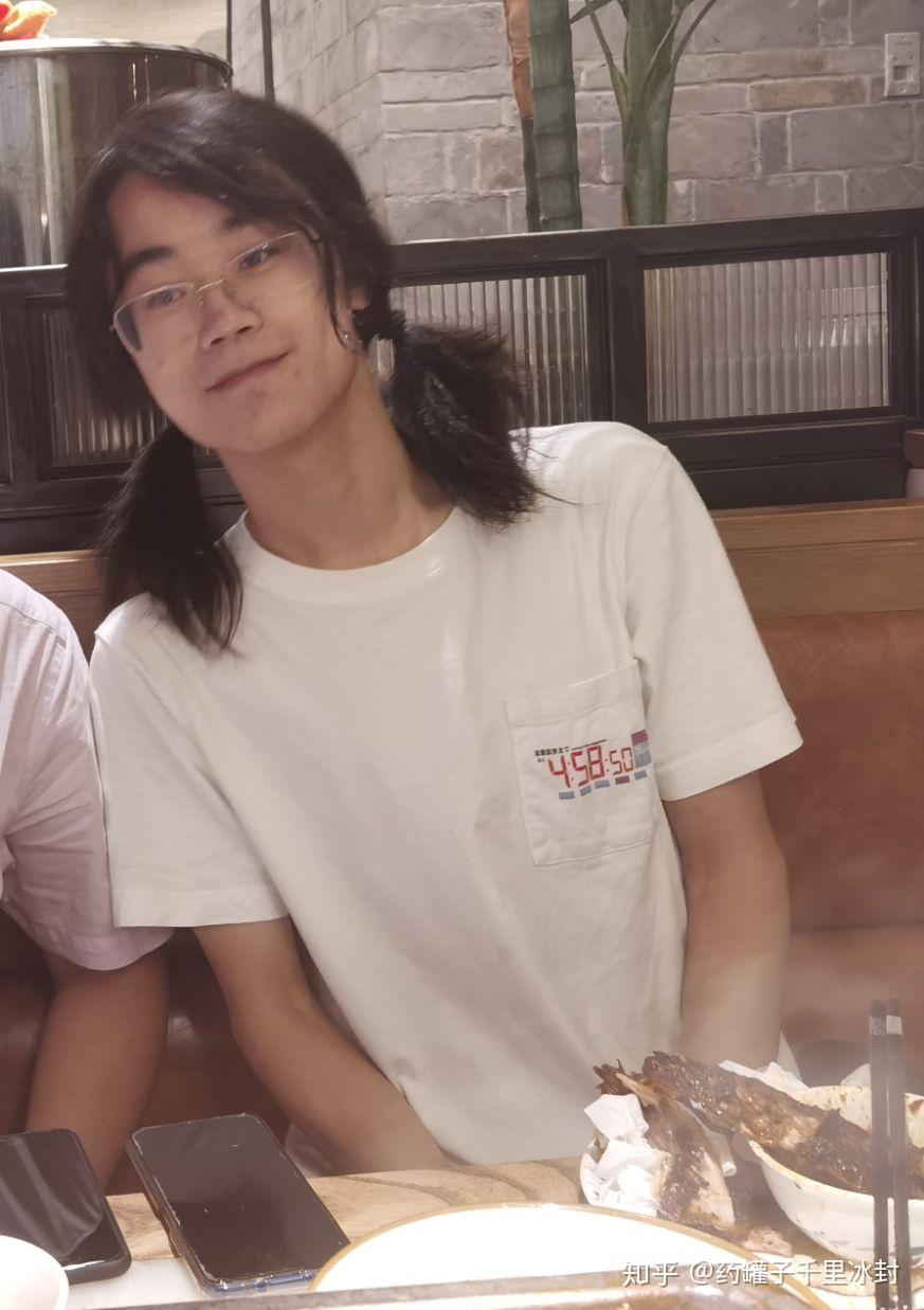 男生绑双马尾怎么绑才显得萌