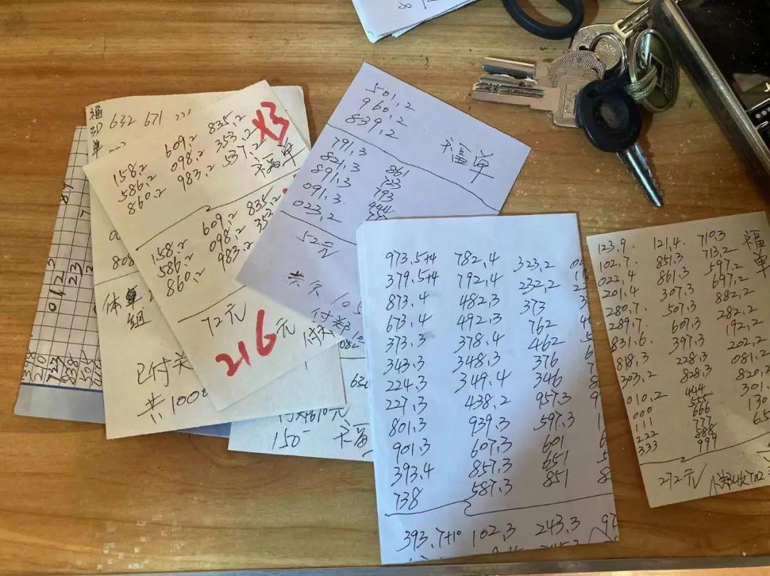 图 |彩民手写的笔记黄材茂自称"职业彩民",他和老伴的退休工资加起来6