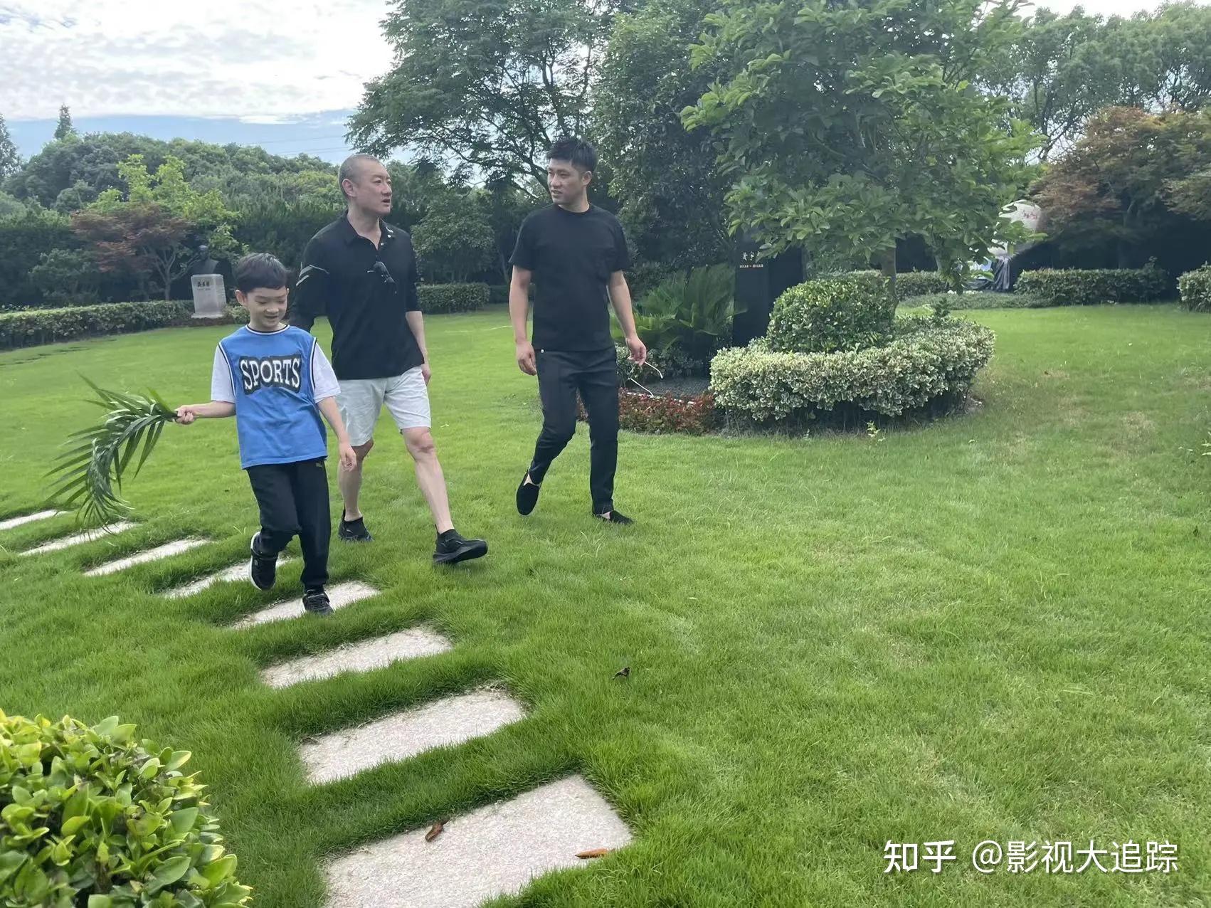 47岁京城四少汪雨罕见现身!携儿子拜祭父母,如今家庭幸福美满 - 知乎