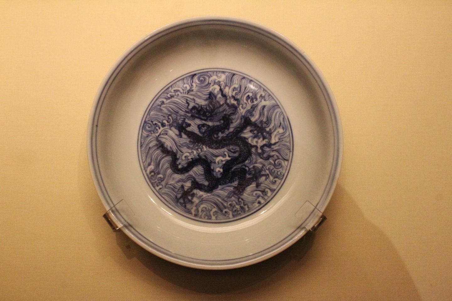 大明弘治年製 青花硯台 A fine yellow-ground and underglaze-blue 'gardenia' dish