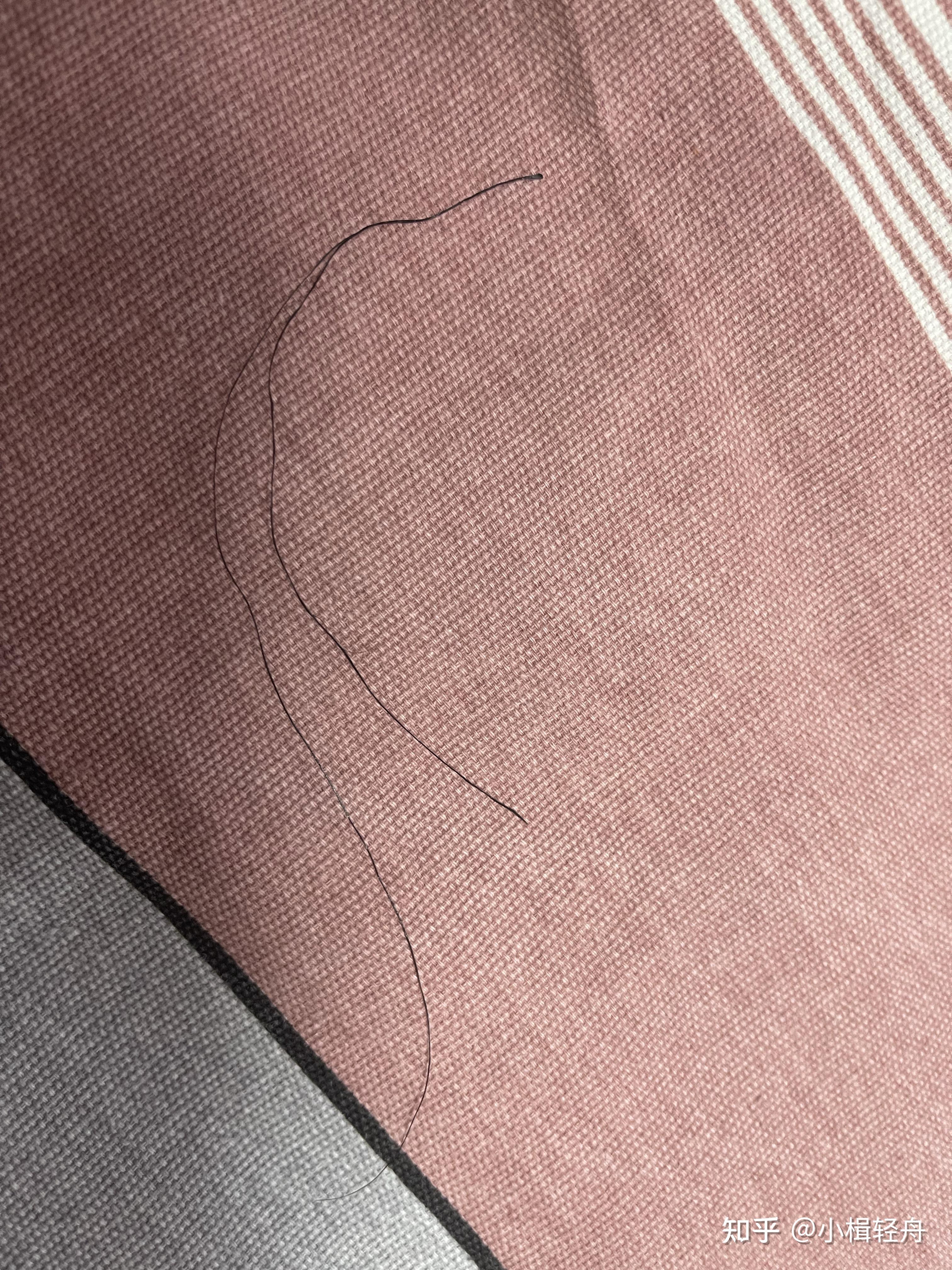 头上有一根特别粗特别硬的头发像几根长一起的质量很差一拔就掉一拔就