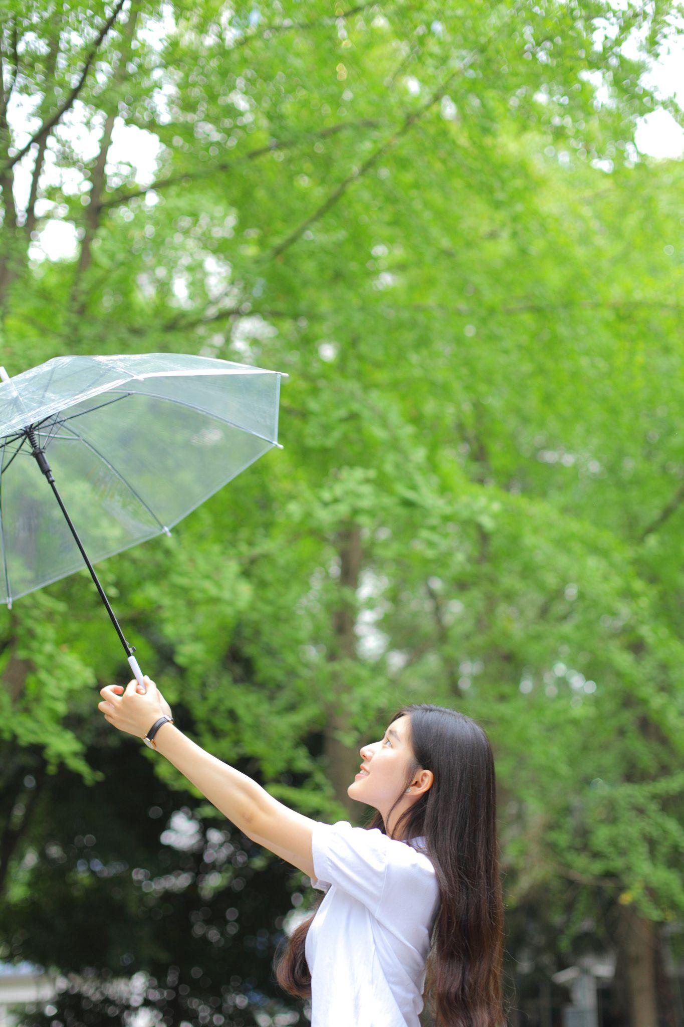 有没有背景绿色多的比如草木之类比较多的美女图片