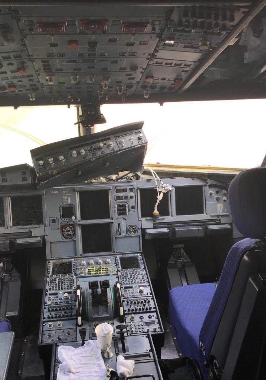 如何看待2018年川航8633航班驾驶舱玻璃破碎事故机组是如何进行应急