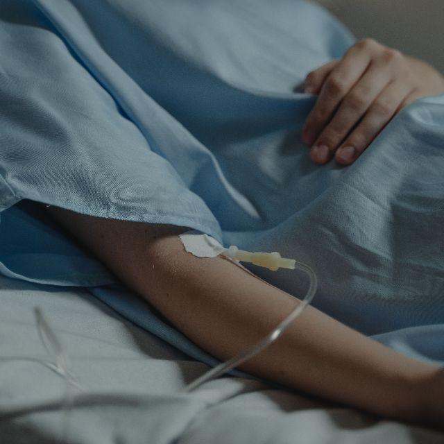 人少一个肾还能生活、肝切掉一部分还能长回来，这两件事的原理一样吗？