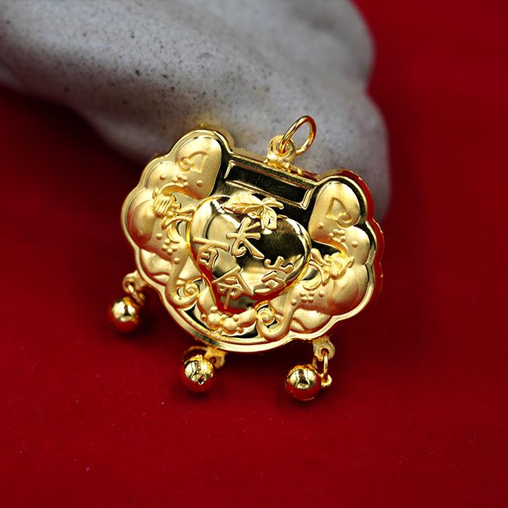 宝宝佩戴金锁银锁的寓意