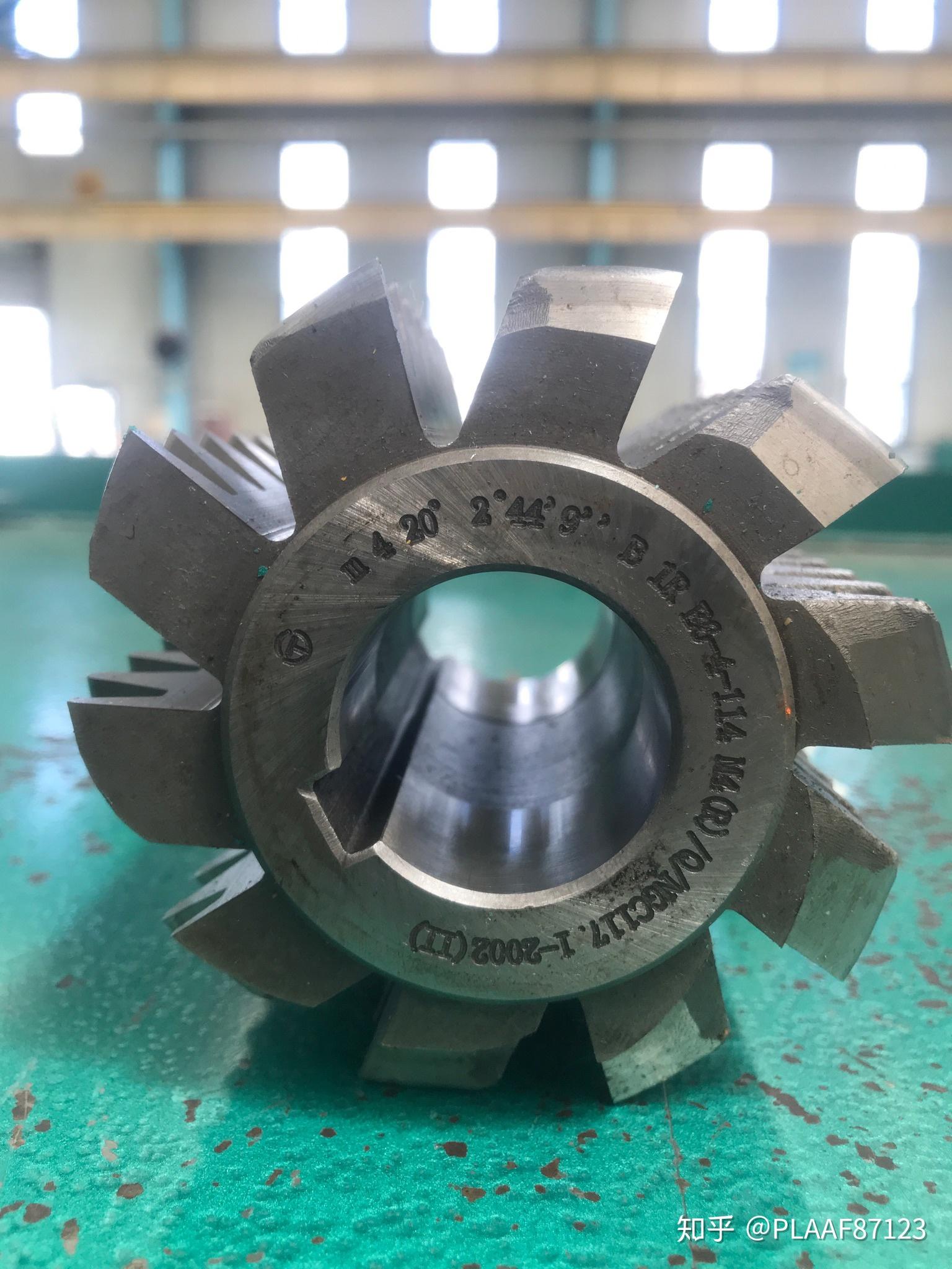 滚齿机加工模数2mm,齿数16的齿轮轴上的齿轮,用什么规格的滚齿刀.