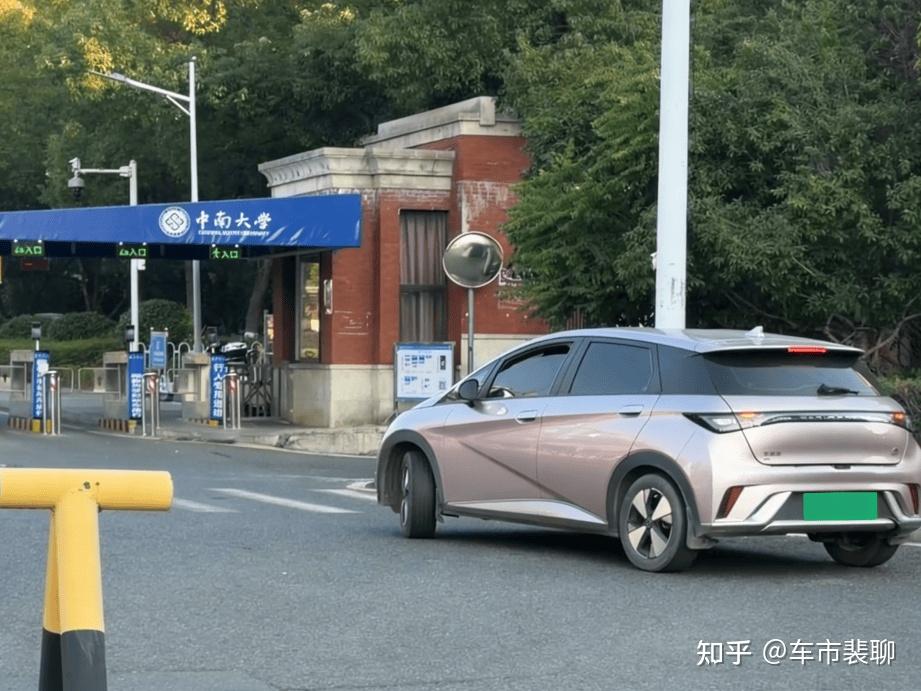 比亚迪成为大学老师购车理性之选:对技术与品牌的双重认可