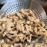 餐饮店用来「过油」的油，炸了那么多不同种类的食物，再用来炒菜难道不会串味吗?