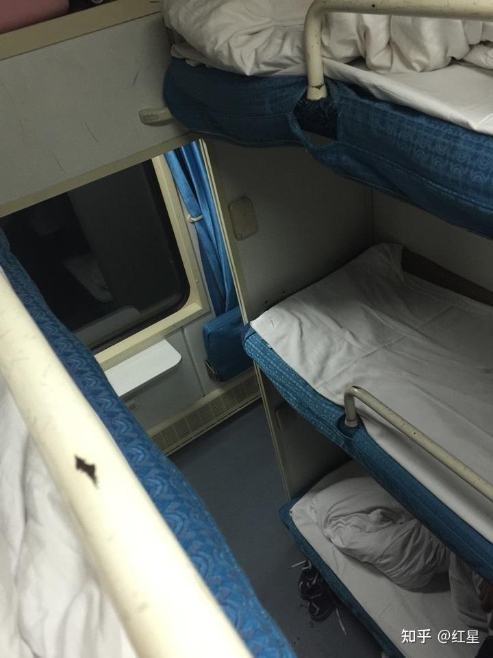 火车三层卧铺,怎么才能从上铺下来?