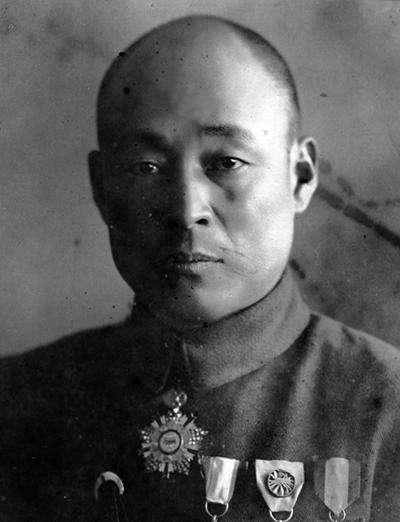 赤膊将军黄维纲上衣挂不完所获得的勋章