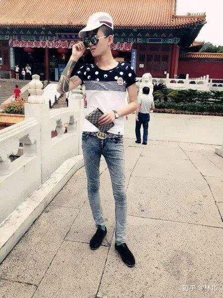 为什么有人喜欢紧的勒蛋蛋的紧身裤,豆豆鞋?