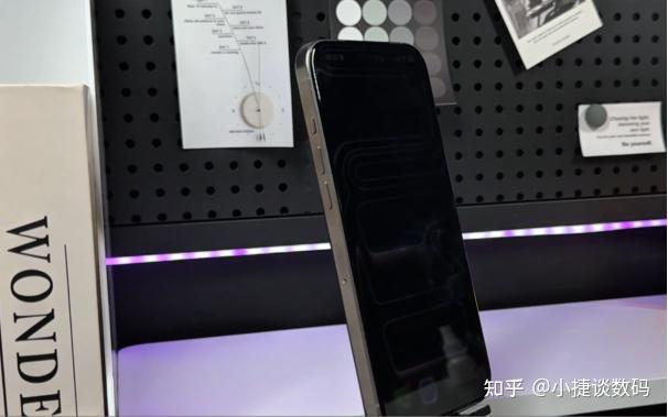 地铁上回消息,再也不用偷偷挡手机了|JAKIT K9防窥钢化膜