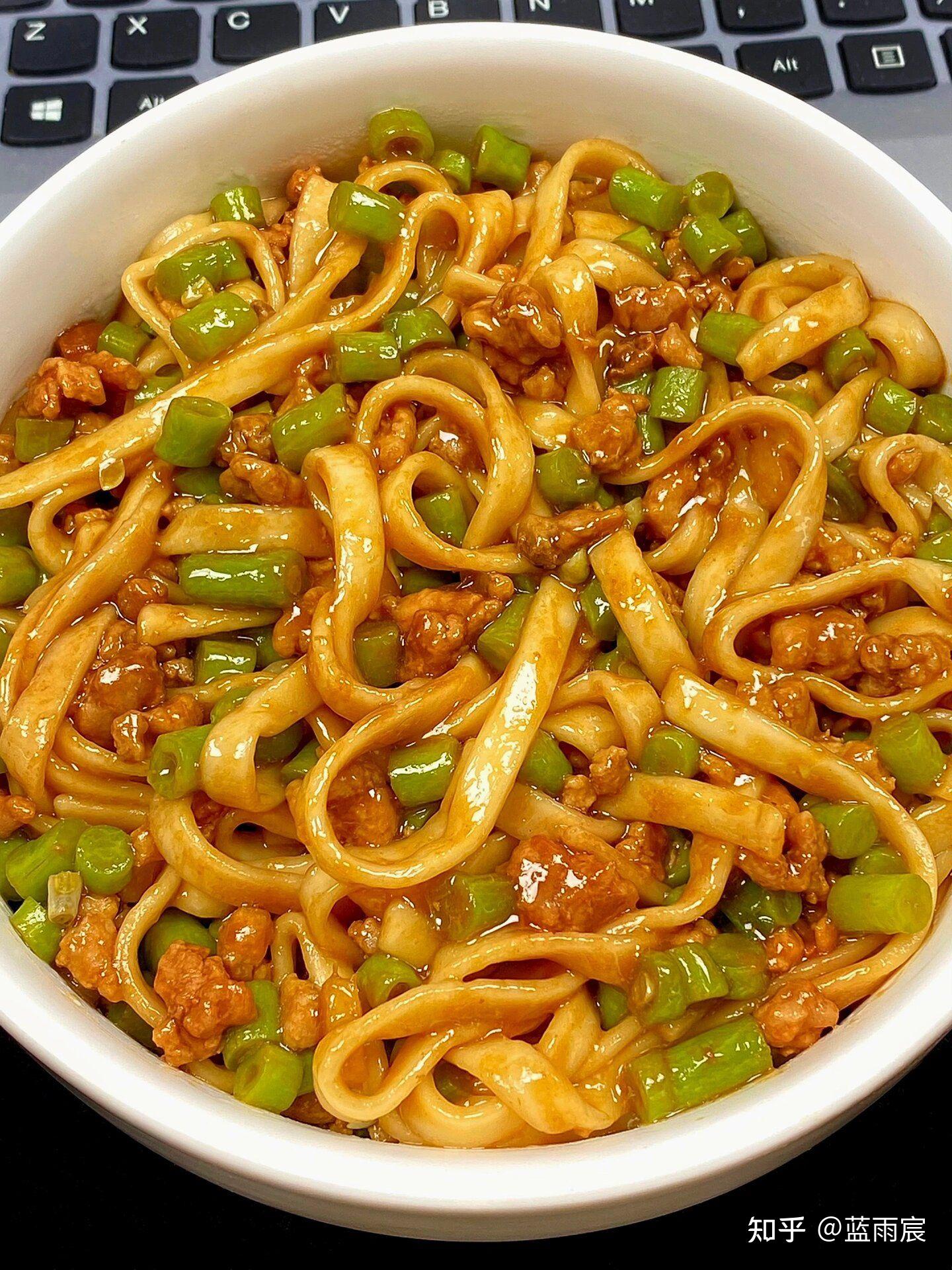 给你一碗面条,只能配一个菜,你会配什么?