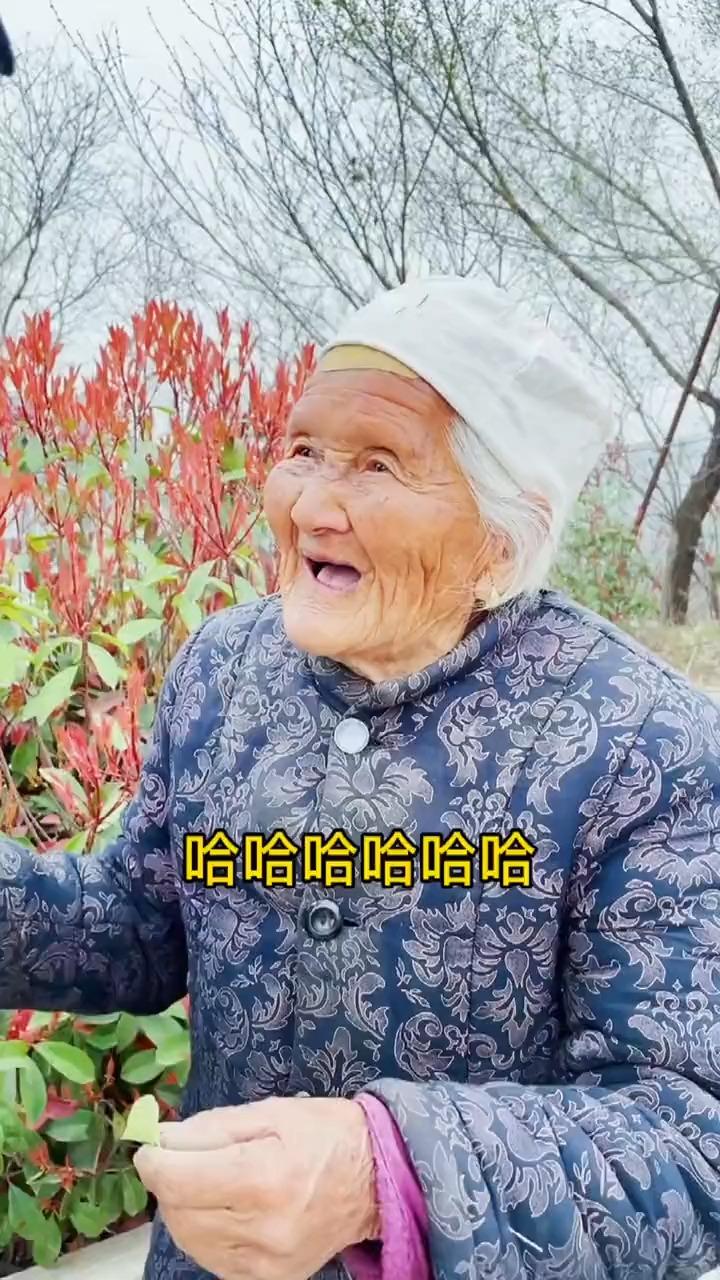 老奶奶第一次吃巧克力巧克力有苦有甜生活也是的