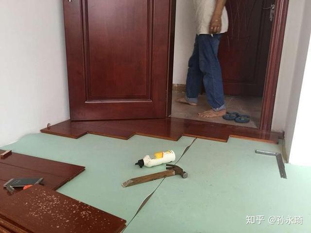 工人直接在瓷砖上铺木地板,刚开始觉得傻,后来才知好处多 - 知乎