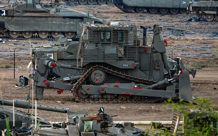 加沙建筑物的荡平"巨"器,有"泰迪熊"之称的d9军用重装甲推土机