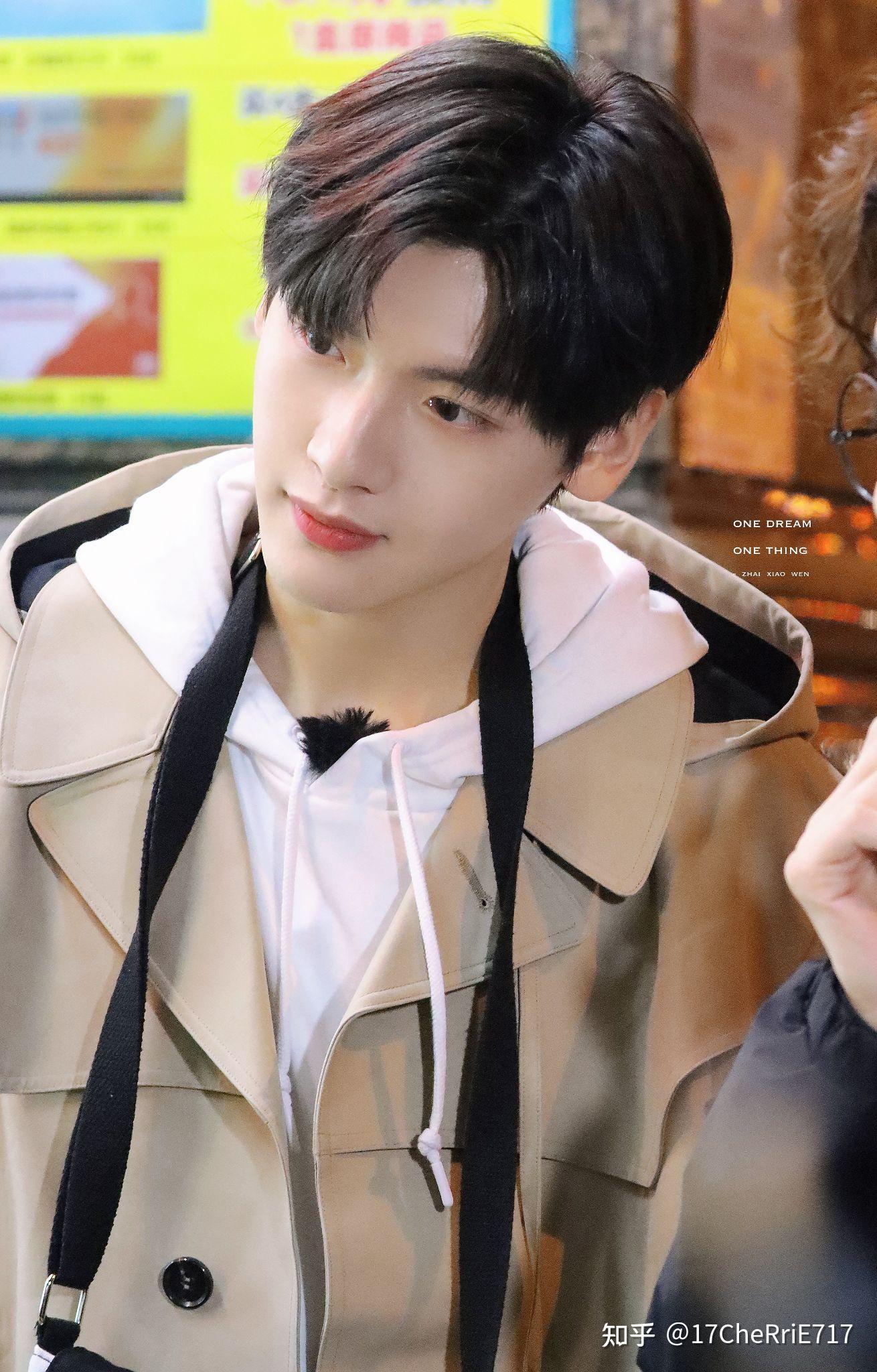 有没有什么r1se的神仙图片 可以做背景的那种?