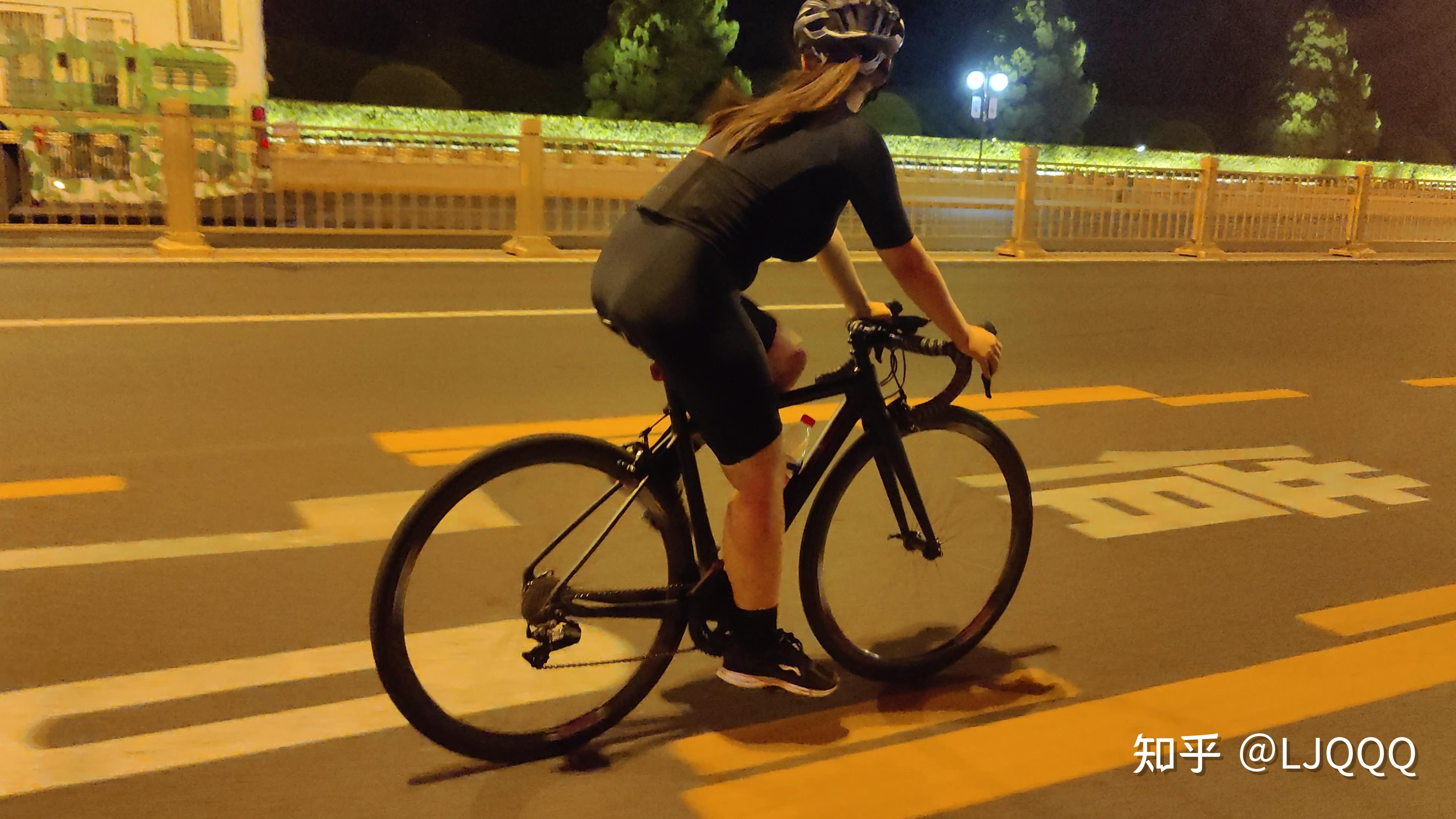 女生单程通勤15公里选择弯把公路车好还是平把公路好