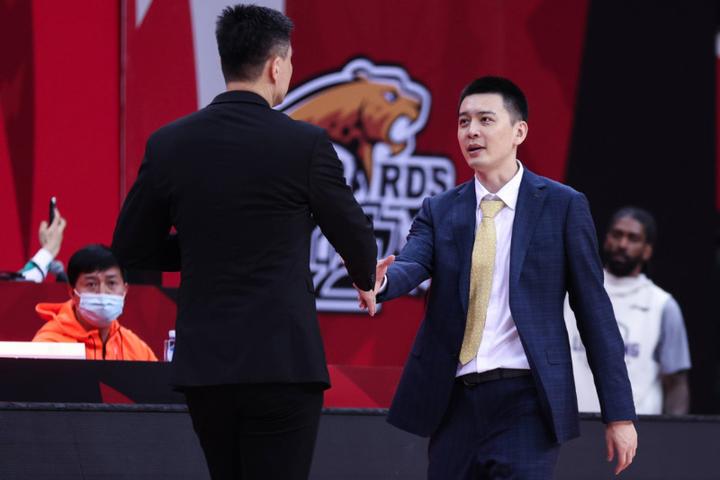 杨鸣再成焦点,320万大合同来了,郭艾伦羡慕不已