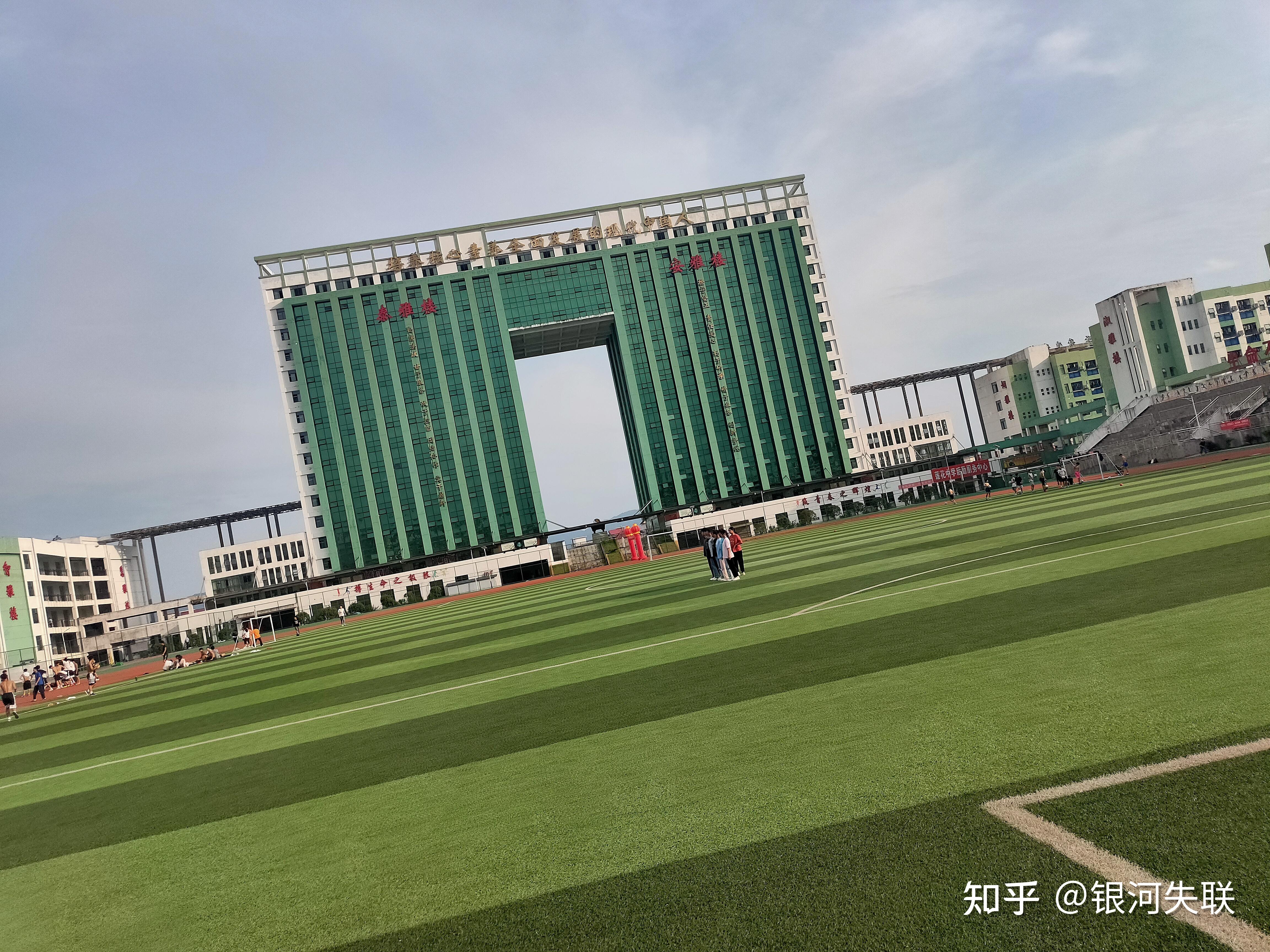 谁知道江西省萍乡市莲花中学的宿舍和老师怎么样吗