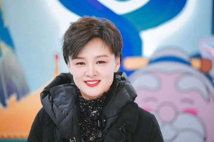 前央视主持李小萌地震时泪洒荧幕感动全国如今为家乡山东代言