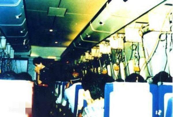 乘客拍下的日航 123 号航班内的照片。图片来源：日本媒体的公开报道