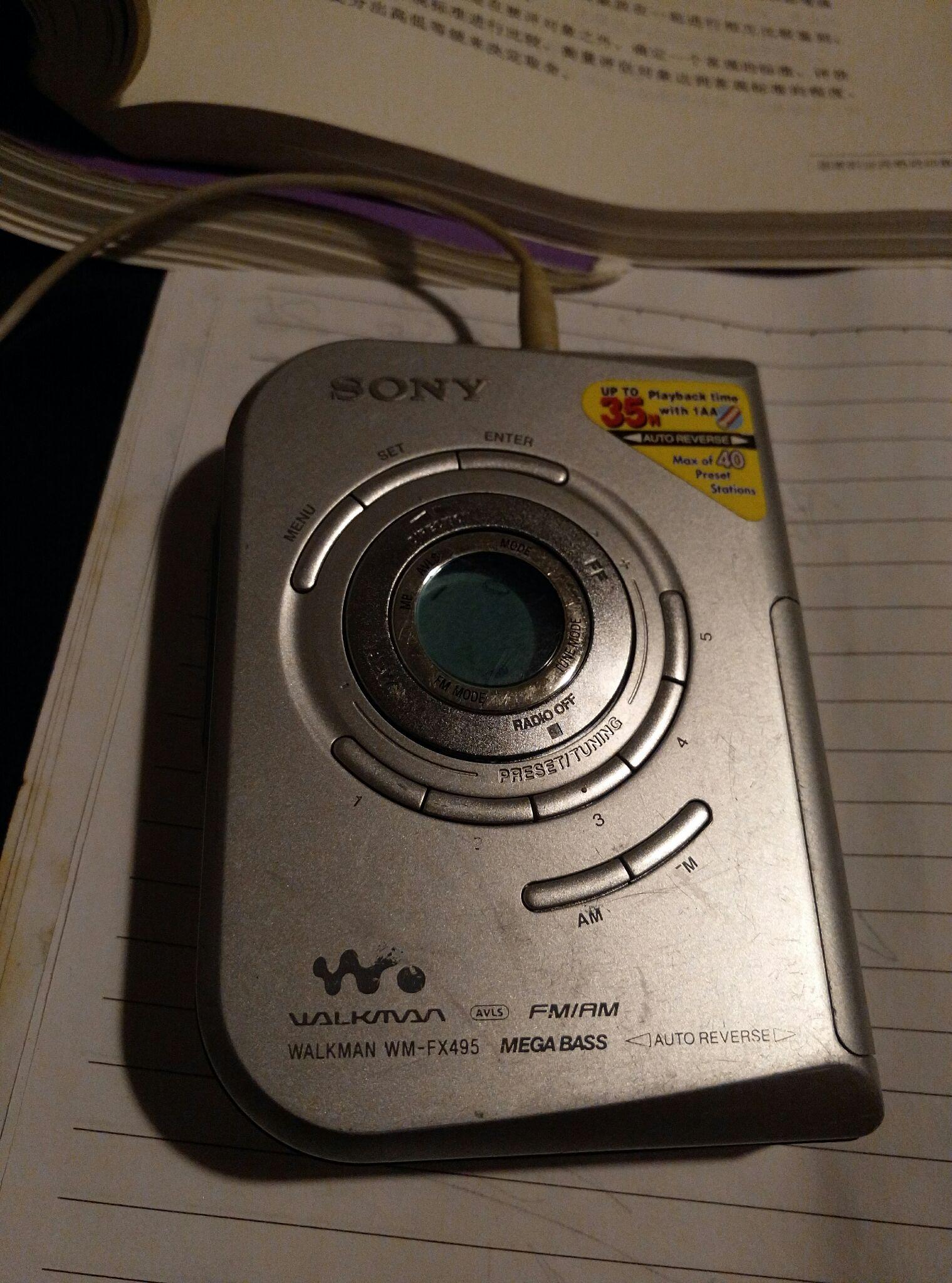 为什么90年代索尼的walkman录音带随身听小小的电池可以做到播放几十