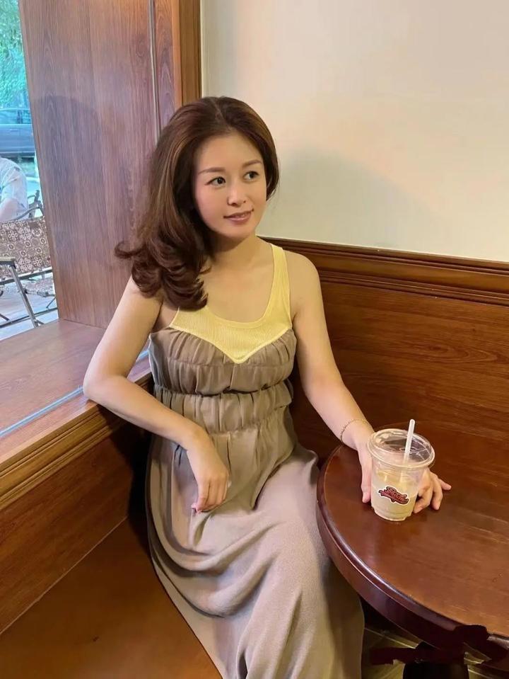 50岁穿搭要注意,穿错成为“老阿姨”,学这位妈妈,比30岁还美丽 - 知乎