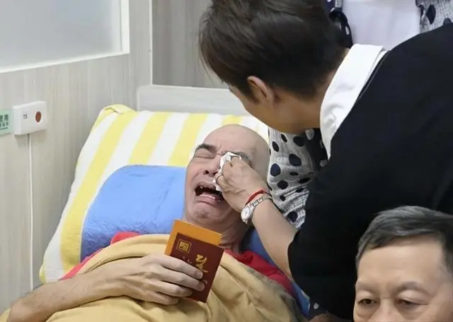 如何看待香港知名歌手张伟文惨遭养老院苛待，一年半不给洗澡，褥疮恶化，失能老人养老院照护谁来监督？
