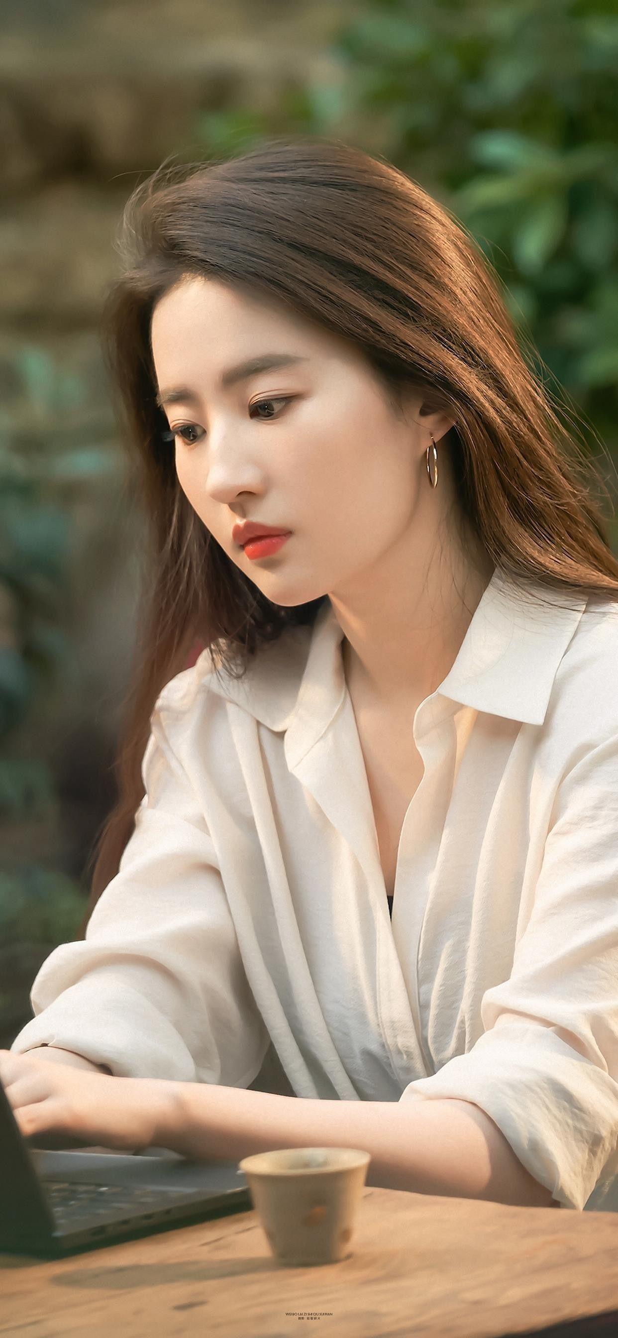 大家认为刘亦菲和杨紫谁更漂亮? - 知乎