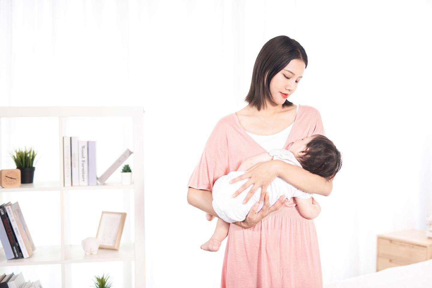 采用摇篮式喂奶的中国妈妈正在给宝宝哺乳_站酷海洛_正版图片_视频_字体_音乐素材交易平台_站酷旗下品牌
