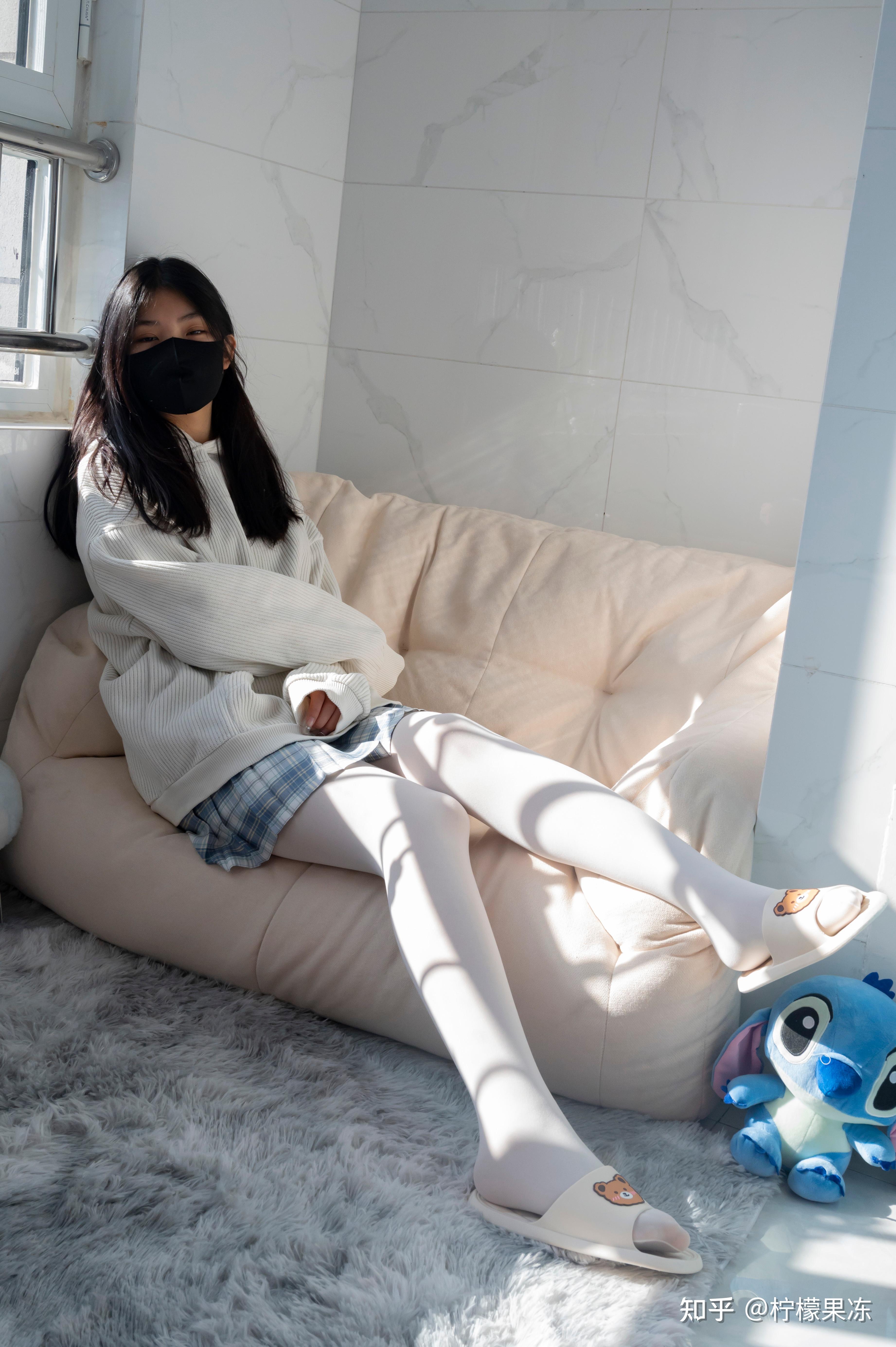 白色连裤袜该搭配什么样的衣服?