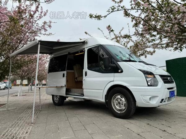 洁白如玉的旅居车新世代全顺改装露营车福特新时代床车自驾游