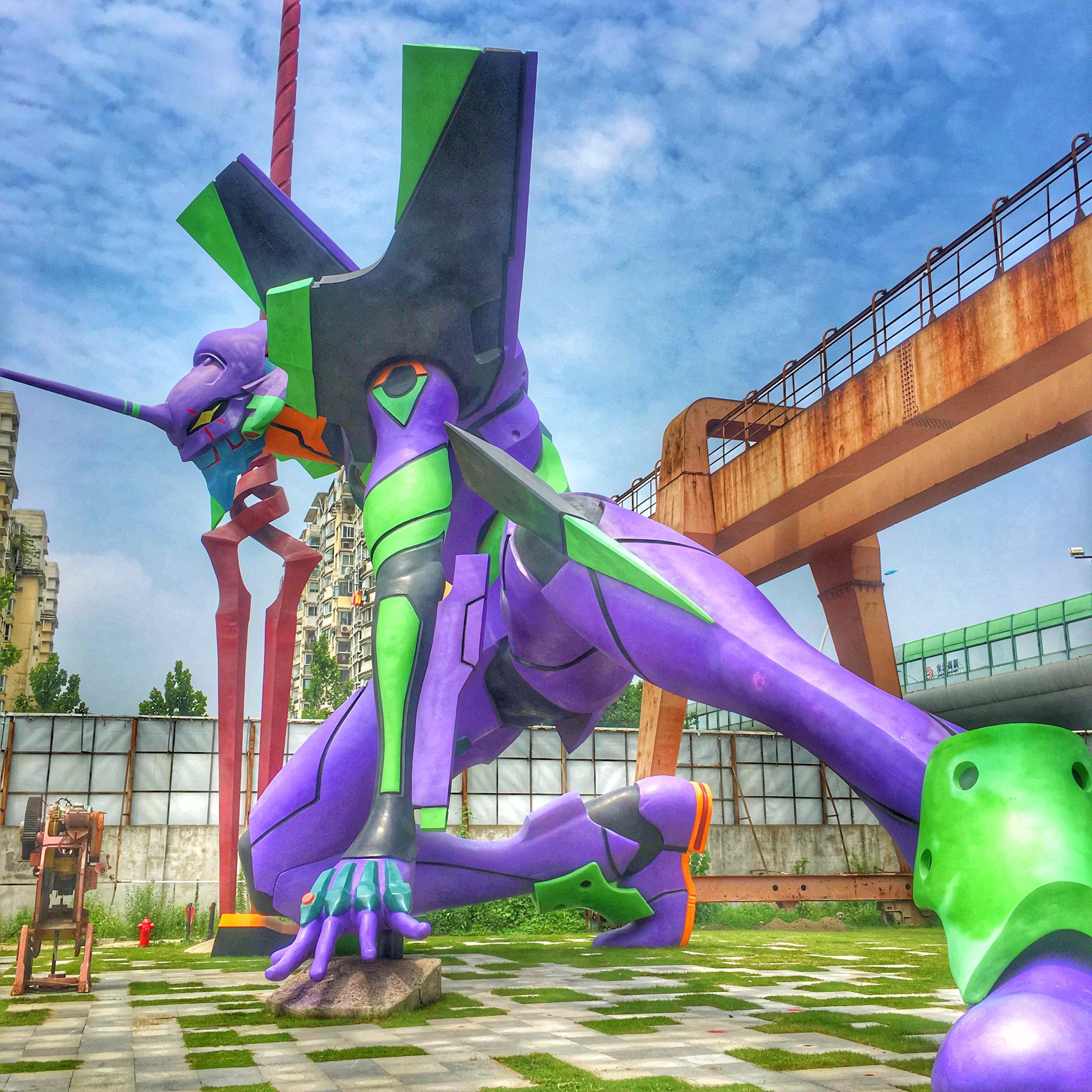 近距离观看上海新业坊25米eva初号机雕塑是一种什么样的体验目前是否