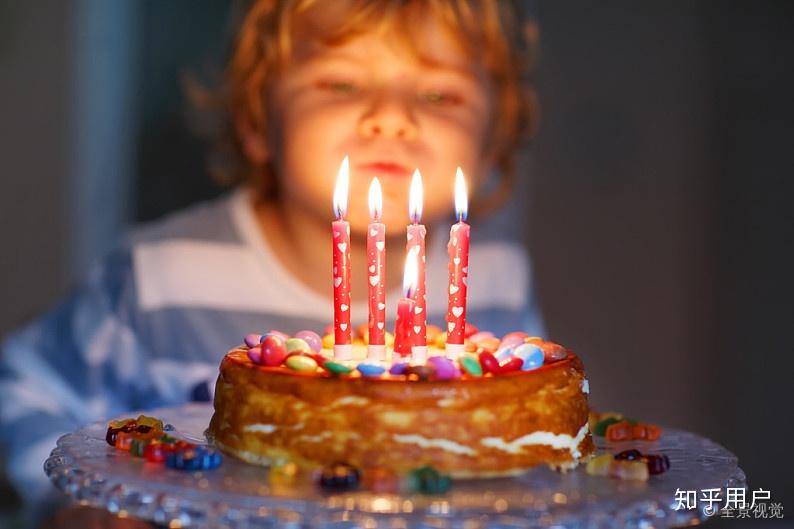 有没有小男孩吹蛋糕的图片呀今天晚上12点我就18岁了