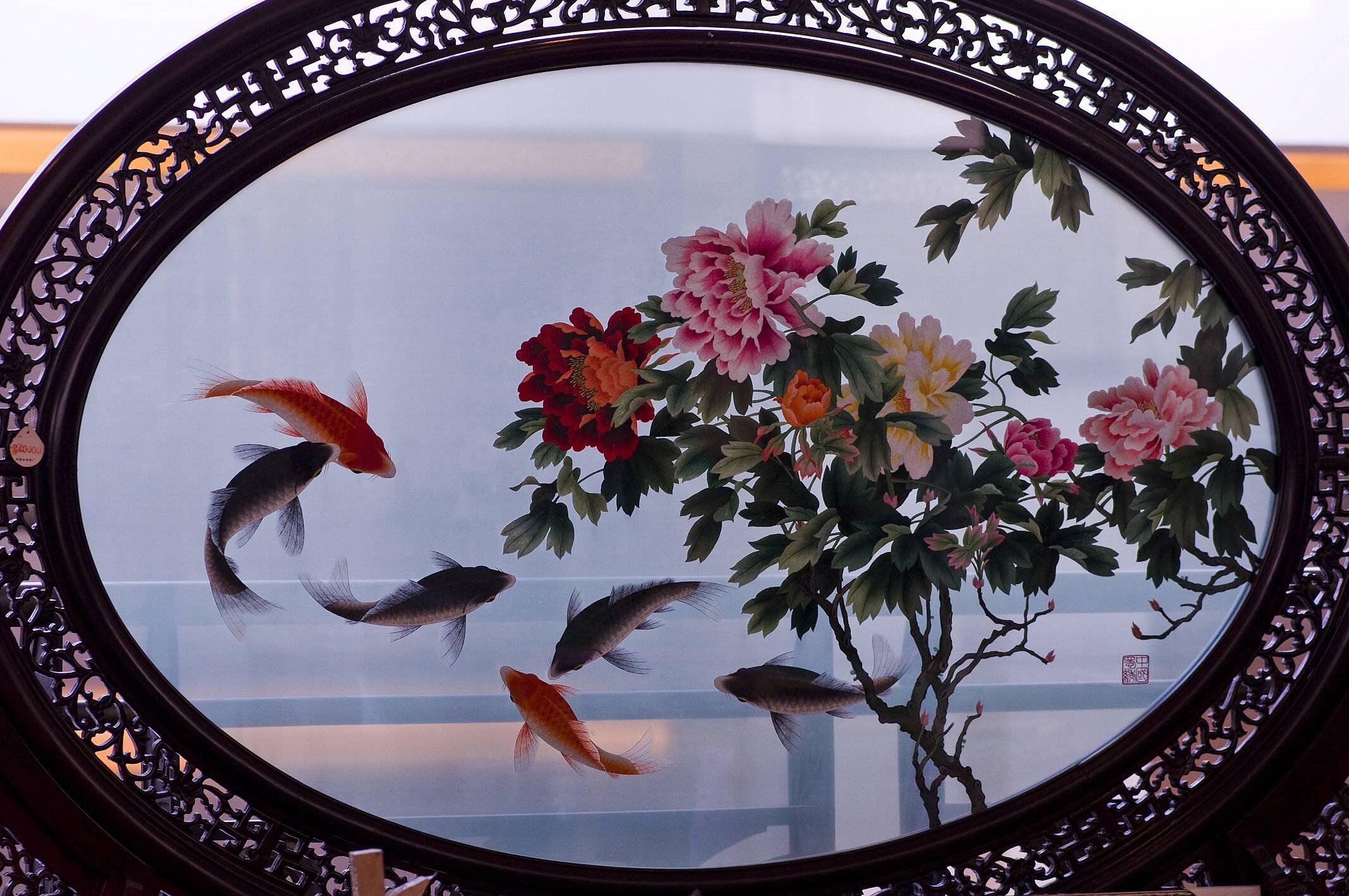 蜀绣,也称川绣.指以四川成都为中心的刺绣产品的总称.