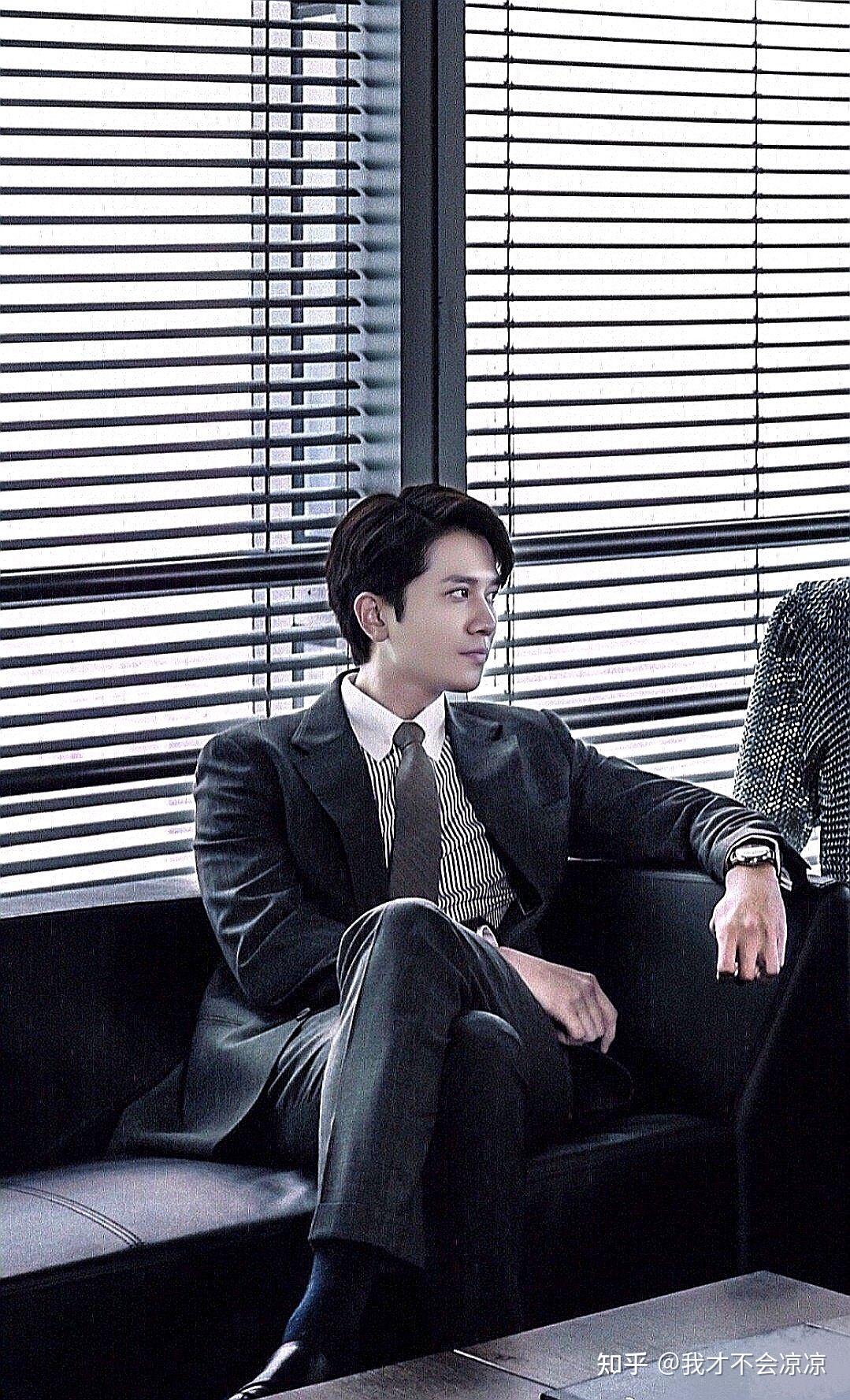 有没有伙伴分享下彭冠英的帅照看掌中之物被圈粉了诶