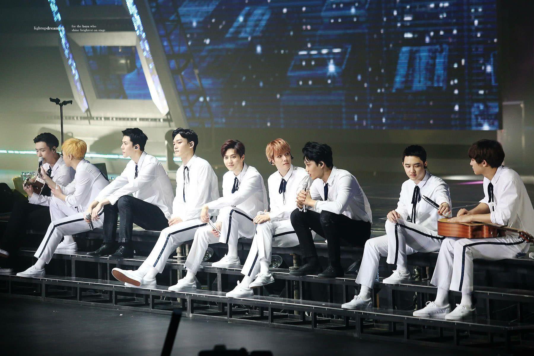 有exo九人合体的可以做电脑壁纸的高清图嘛放大不失真最好是演唱会上