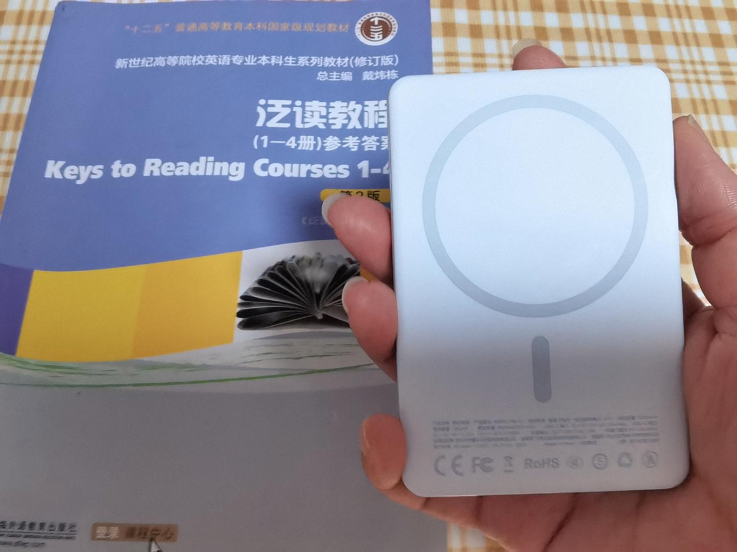 终于让我挖到一款很夯的充电宝,很薄很轻,符合新国标,满意下车啦!