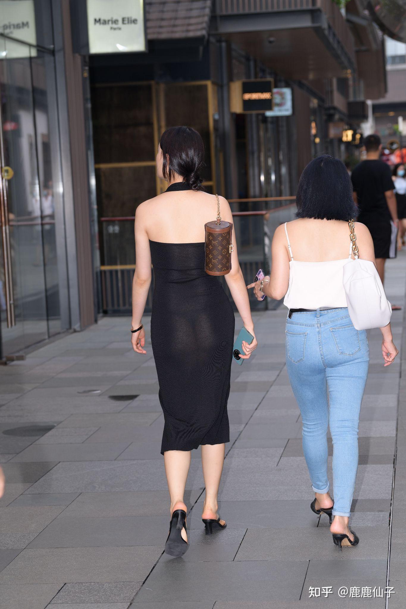 现在女的穿裙子都不穿安全裤的嘛