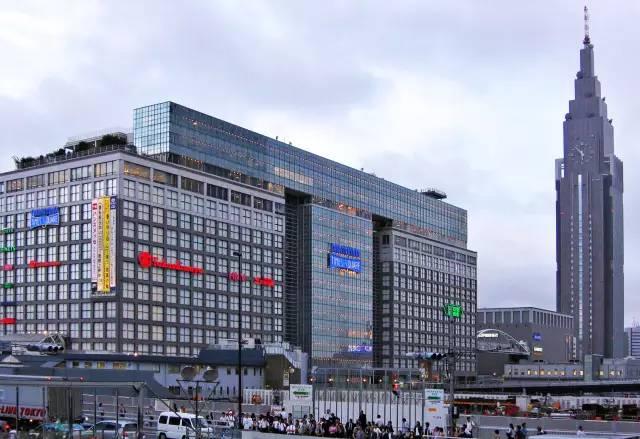 能造这么大的商场绝对是需要底气的),还起了个跟纽约时代广场一样的